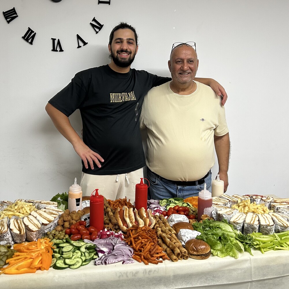 שולחן שוק מרהיב לאירוע — מבט קרוב על השפע